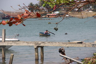 湖畔码头的悠闲水上时光