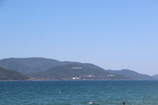 碧海青山间的宁静海景