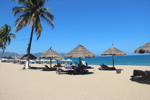 热带海滩度假休闲场景