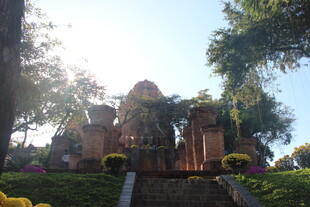 古老寺庙隐于绿树繁花间