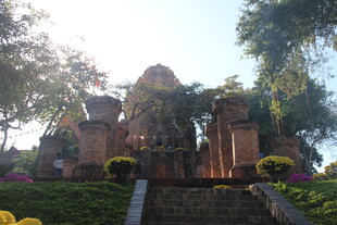 古老寺庙遗迹 绿植环绕