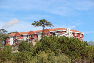 山间红顶建筑隐于绿树间