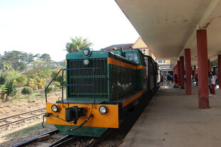 越南站台边停靠的复古火车