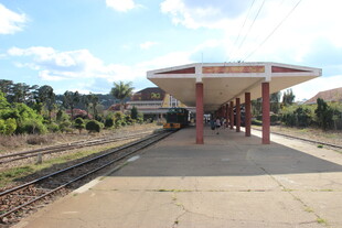 宁静的火车站台场景