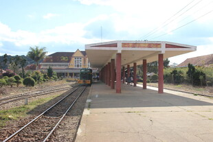 宁静的铁路站台场景