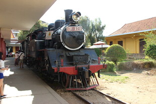 越南老式蒸汽火车停靠小站