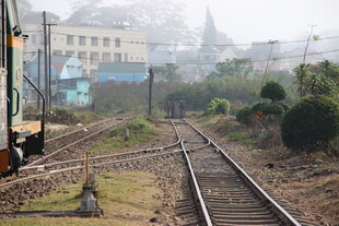 越南铁轨旁的城市风景