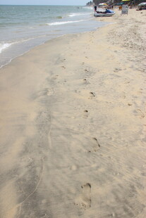 越南宁静沙滩 海浪轻吻岸边