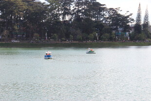 越南湖上泛舟赏景