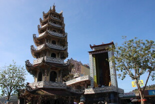 越南古雅宝塔与中式建筑景观