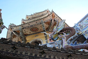 越南古建屋顶的精美雕刻装饰