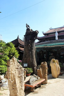 越南古雅庭院中的奇石与建筑