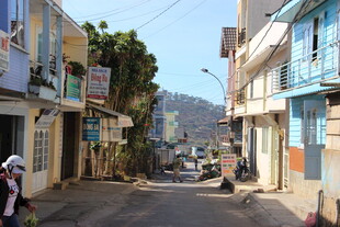 越南狭窄街道上的多彩建筑