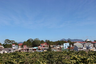 越南乡村多彩房屋与蓝天美景