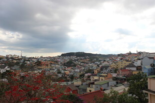 越南俯瞰多彩城镇景观