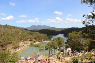 越南山间湖畔的美丽风光