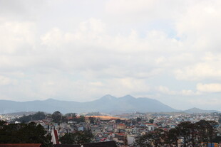 越南城市远景与山峦景观