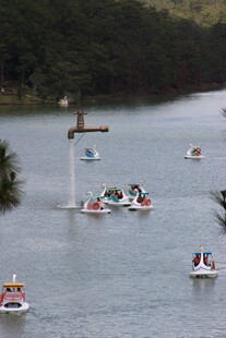 越南湖上泛舟赏景