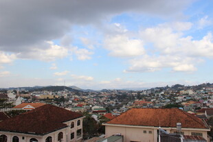 越南俯瞰城市景观与多彩屋顶