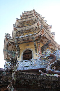 越南古老精美中式塔楼建筑