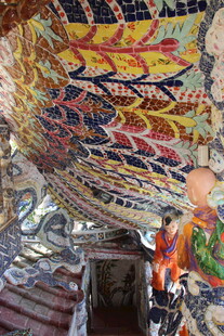 越南彩色涂鸦艺术隧道景观