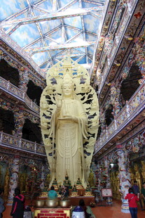 越南宏伟寺庙内的大型佛像