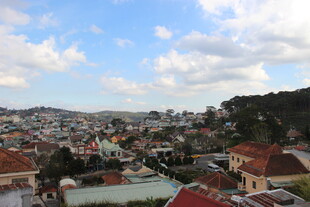 越南城市屋顶景观 蓝天白云下