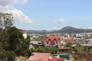 越南俯瞰多彩小镇与远山美景