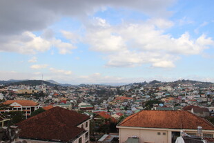 越南俯瞰城市屋顶与天际线