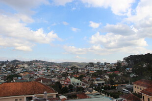 越南俯瞰多彩屋顶的城镇风光