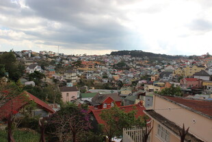 越南俯瞰多彩城镇景观