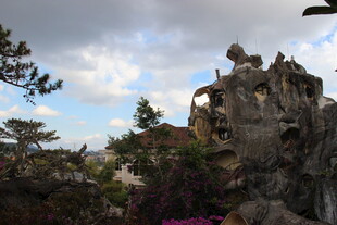 越南奇峰怪石间的自然景致