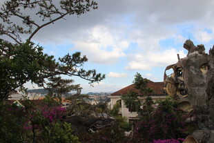 越南花园中的奇幻建筑景观