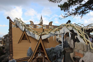 越南户外木质建筑与装饰布置