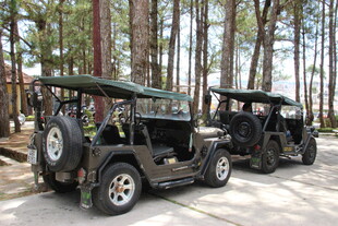 越南户外停放的两辆越野吉普车