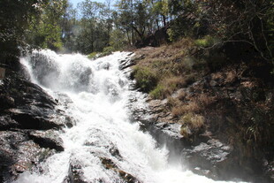 越南山间瀑布美景
