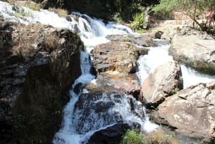 越南山间溪流瀑布景观