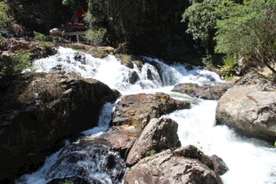 越南山间溪流瀑布景观