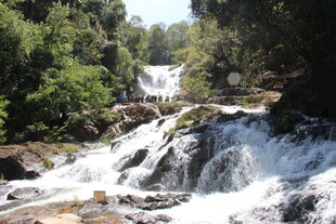 越南山间瀑布景观