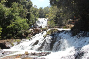 越南山间瀑布美景