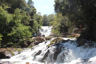 越南山间湍急瀑布 绿意环绕