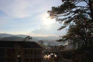 越南山间晨光中的建筑与树木