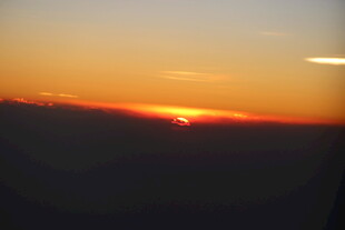 越南飞机上的壮丽日落景观