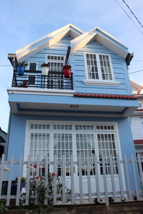 越南蓝色两层小洋楼外观