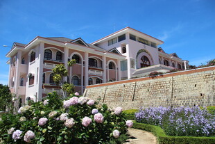 越南豪华别墅与烂漫花卉景观