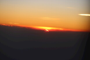 越南机窗视角的壮丽日落景观