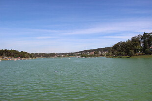 越南宁静湖畔风光