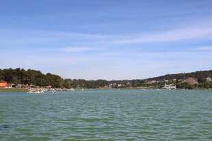 越南湖畔风光 碧波蓝天绿树