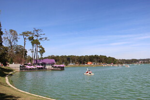 越南湖畔风光 水上嬉戏场景