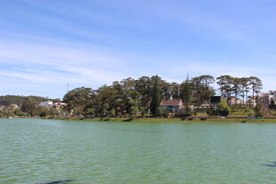 越南湖畔绿树蓝天自然美景